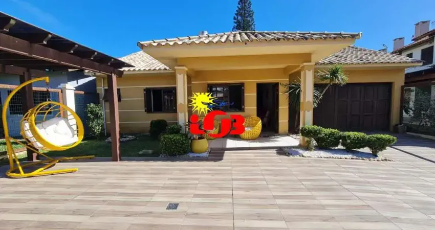 Bela casa com piscina, no Centro de Imbé!