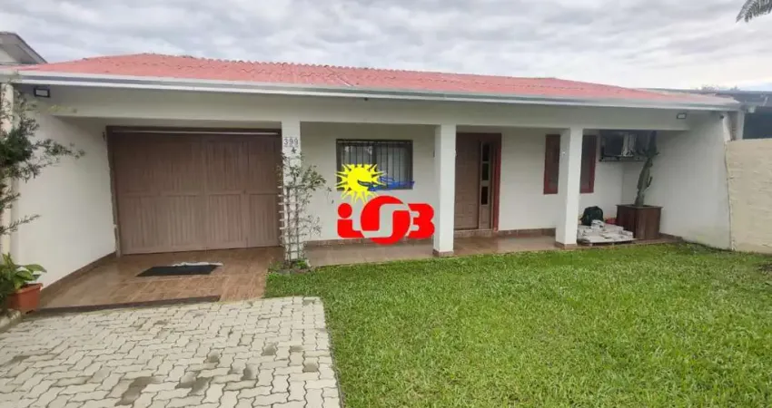 Casa 03 dormitórios ao lado de avenida principal e próxima do mar!