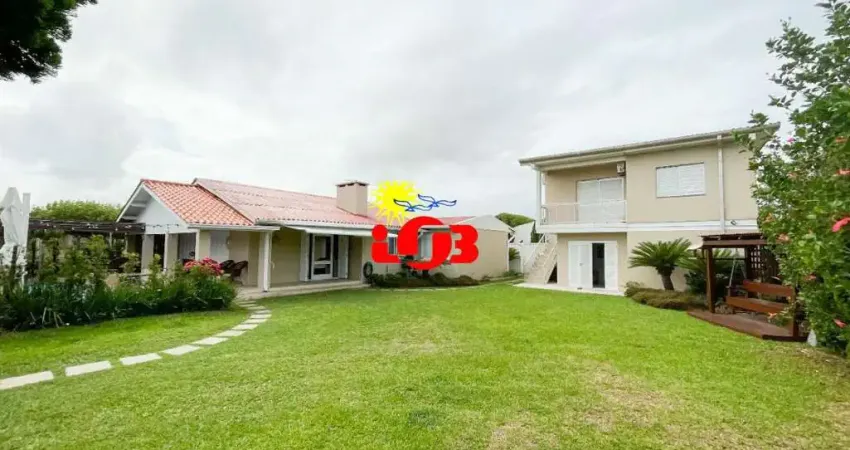 Casa sobrado à venda em imbé - próximo ao mar, com piscina e móveis planejados