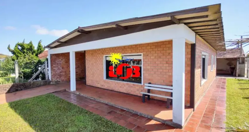 Casa de esquina há poucos metros do mar em avenida principal!