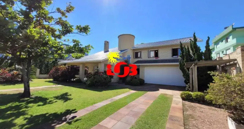 Excelente casa de 5 dormitórios, alto padrão no centro de tramandaí!