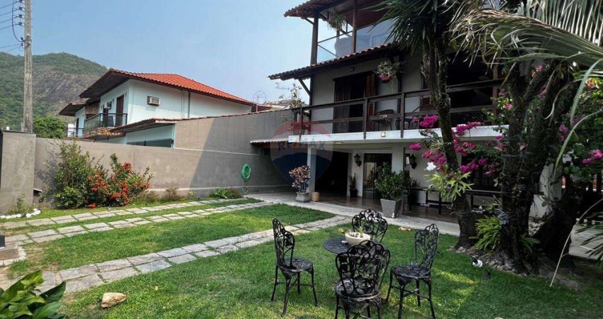 Linda casa de três andares, com 5 quartos, uma área gourmet e piscina, em Itaipu.