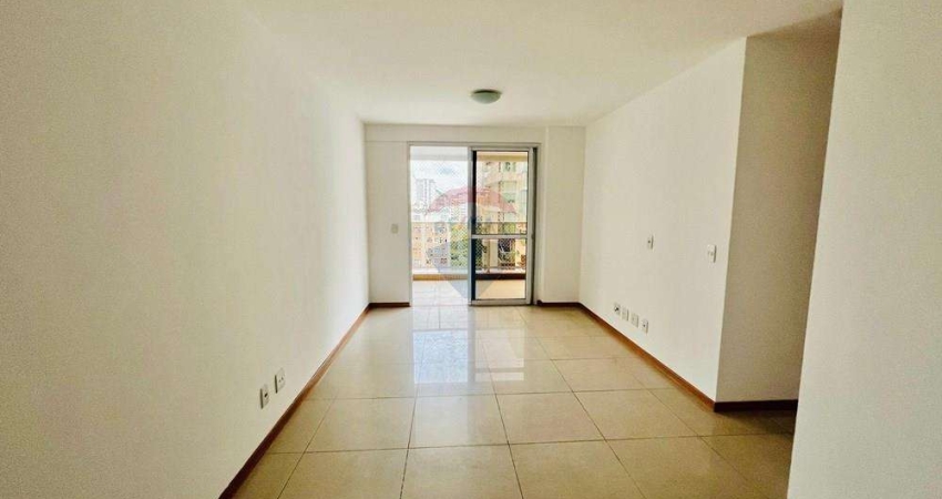 Lindo apartamento com dois quartos, armários embutidos, ar condicionado, luminárias e ótima área de lazer em Icaraí.