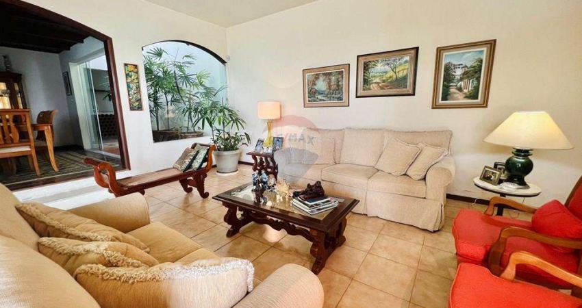 Linda casa em São Francisco, com 5 quartos, 3 suítes e piscina.
