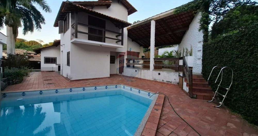 Linda casa em condomínio com 4 quartos,  2 suítes, 3 salas e uma piscina.