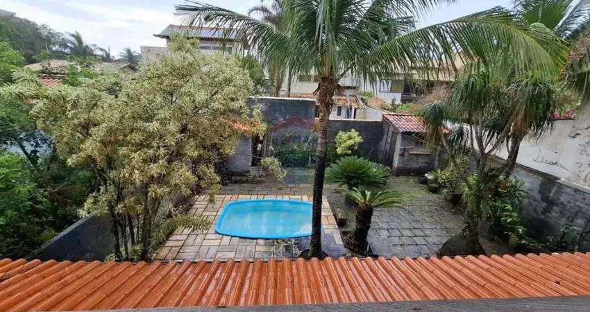 Há poucos metros da praia de Piratininga! Com 4 quartos, sala ampla, piscina, área gourmet e um excelente quintal.