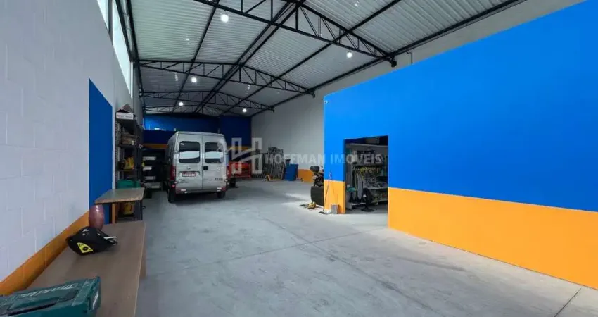 Galpão à venda amplo com 350m² e com 03 vagas de garagem no Bairro Fundação