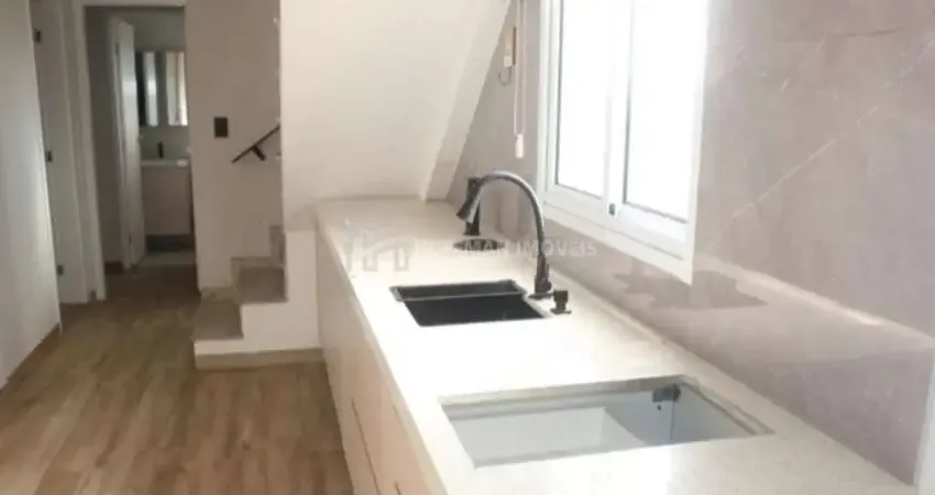 Cobertura à venda com 02 dormitórios e 02 vagas no bairro santa maria