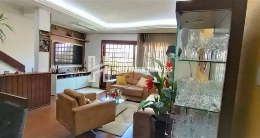 Sobrado com 4 quartos sendo 1 suíte e 2 vagas de garagem no Santa Maria