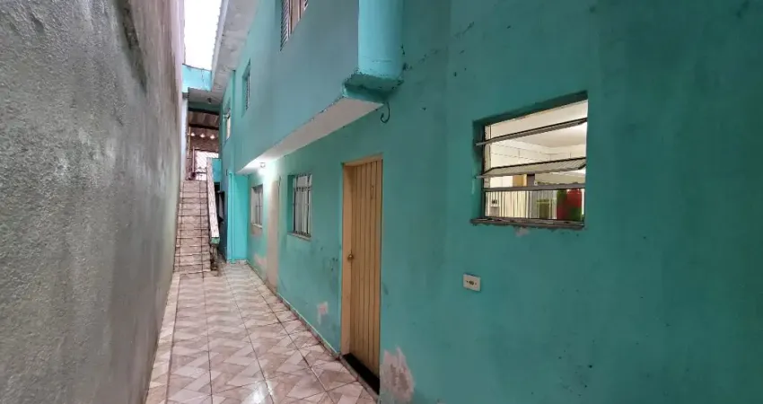 Casa com 4 dormitórios, 2 banheiros e 2 vagas cobertas no Jardim Marek em Santo André. Imóvel ideal para renda!