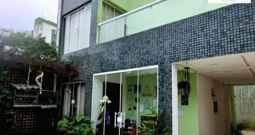 Sobrado com 3 suítes a venda no Canto do Forte em Praia Grande.