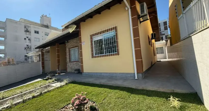 Casa para Venda em Palhoça, Pagani, 3 dormitórios, 2 suítes, 1 banheiro, 3 vagas