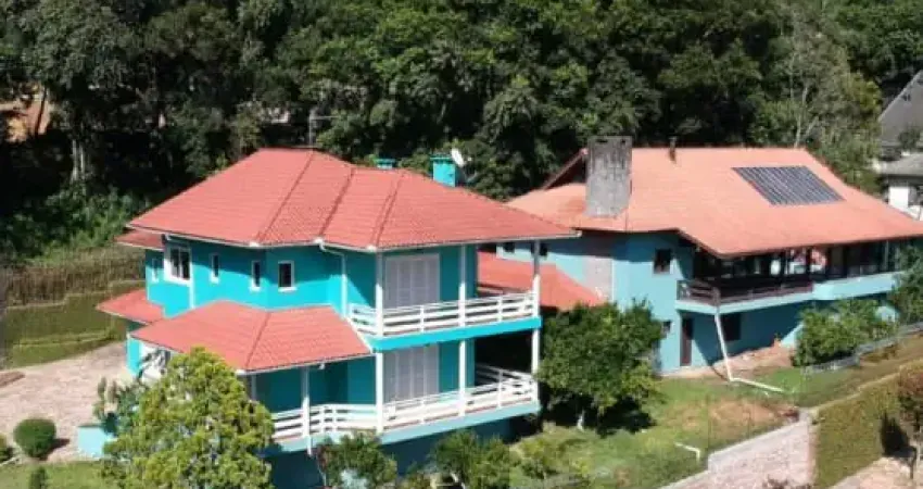 Linda casa de esquina com piscina e salão de festas do ladinho do centro de nova petrópolis na serra gaúcha.