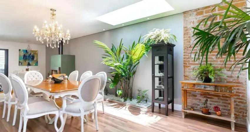 Casa no Planalto Paulista 300m² útil , 400 m² de terreno ,4 vagas , 4 quartos , fogão a lenha , piscina.