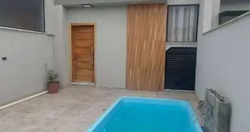 Sobrado novo em piçarras: 2 suítes, piscina e acabamento premium!