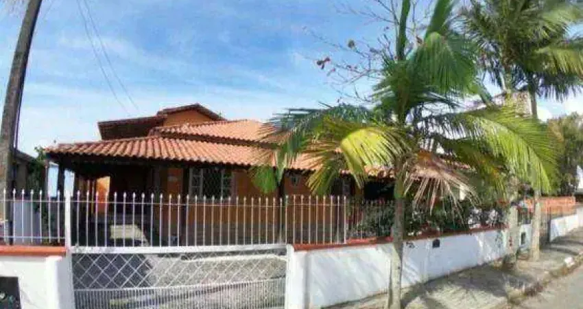 Casa ampla com 6 suítes e terreno espaçoso em localização estratégica!