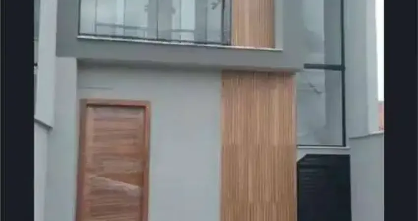 Sobrado geminado com 2 suítes em piçarras: 80m² e churrasqueira!