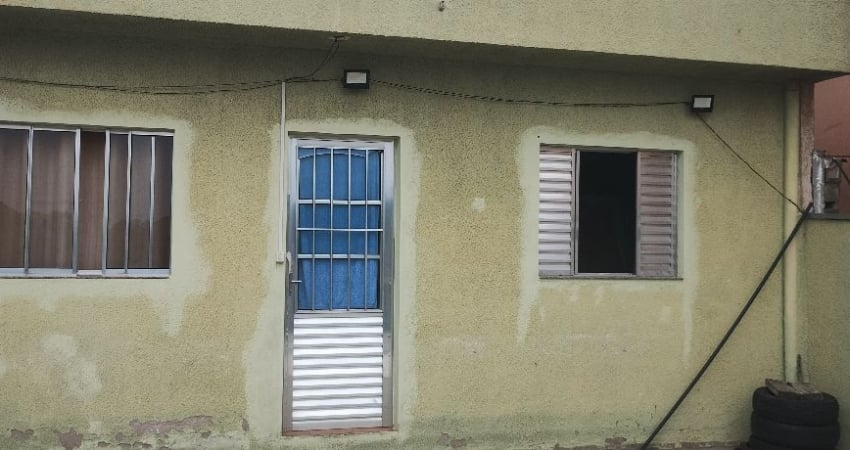 Oportunidade de Investimento: Casa Espaçosa com Comércio Locado!