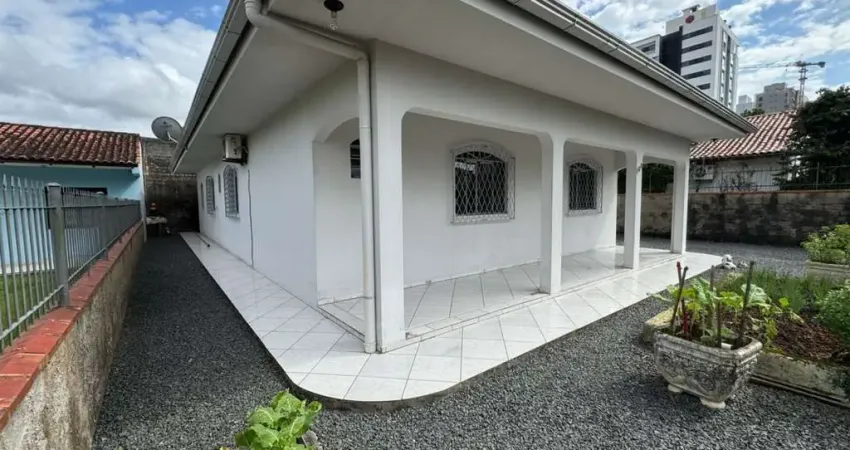 Casa para venda em balneário piçarras, centro, 3 dormitórios, 1 suíte, 2 banheiros, 2 vagas