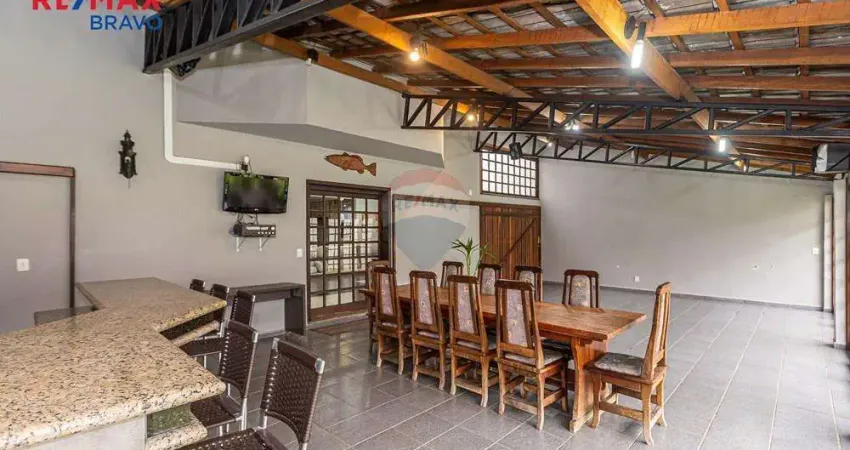 Casa com quintal, 4 quartos, vagas pra 7 carros, com 597m2 de terreno, bairro jardim das américas em curitiba pr