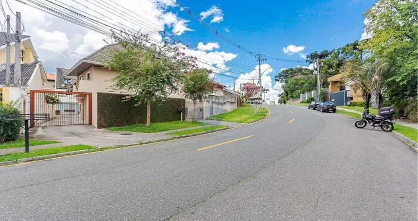 Sobrado em condomínio, 3 quartos, 1 suíte, 2 vagas, no Uberaba em Curitiba