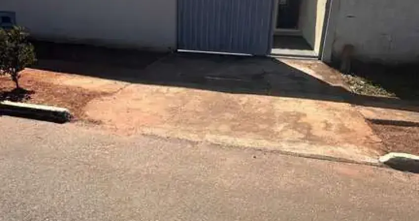 Casa de Esquina com Quintal Amplo – Jardim Canedo 2
