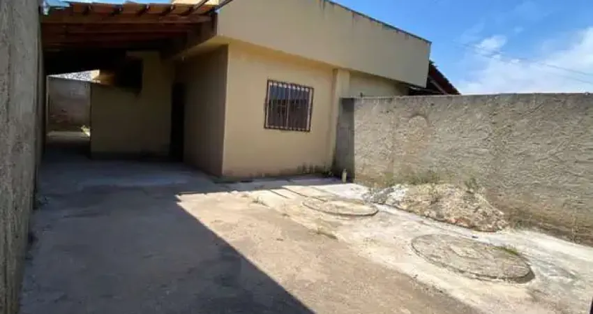 Casa com 2 quartos e garagem para 2 carros em excelente localização