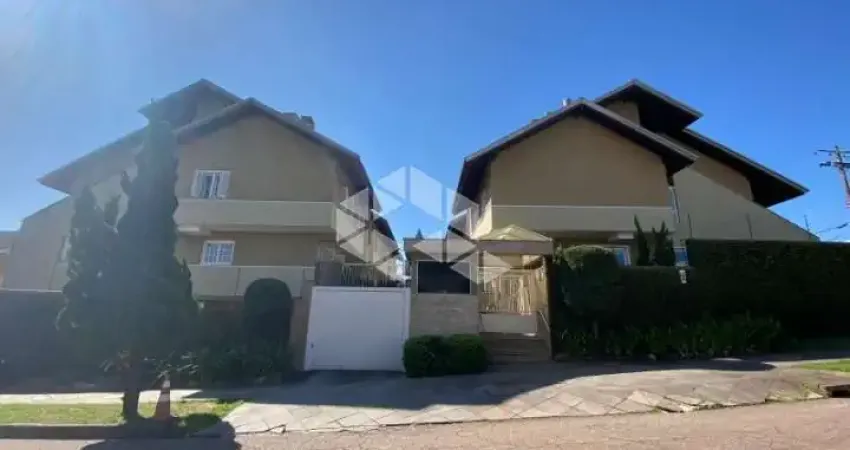 Casa em condomínio com 03 dormitórios sendo 01 suíte com closet e 01 banheiro social no vila jardim