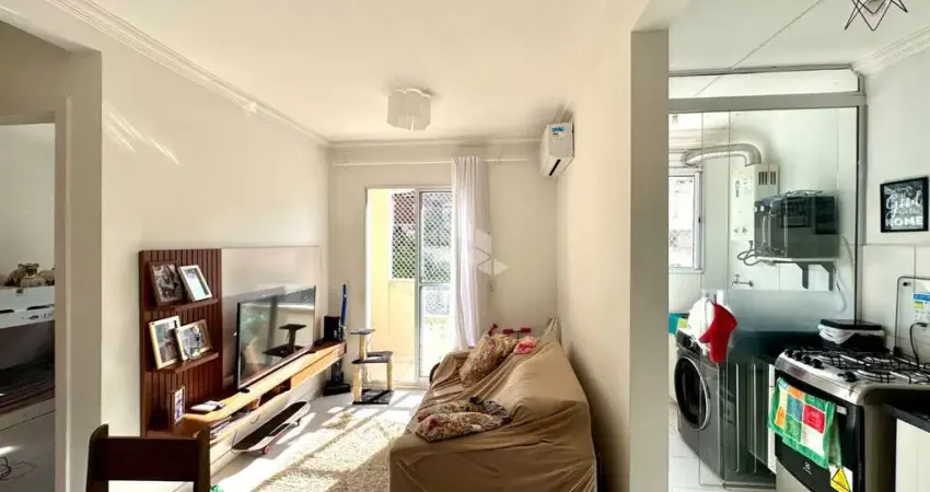 Apartamento com dois quartos, sacada e vaga no Teresópolis