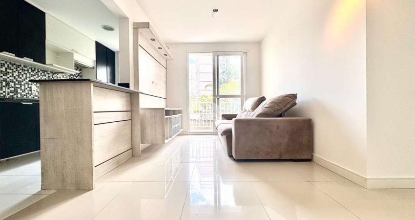Apartamento com três quartos, sacada e churrasqueira, perto do Iguatemi