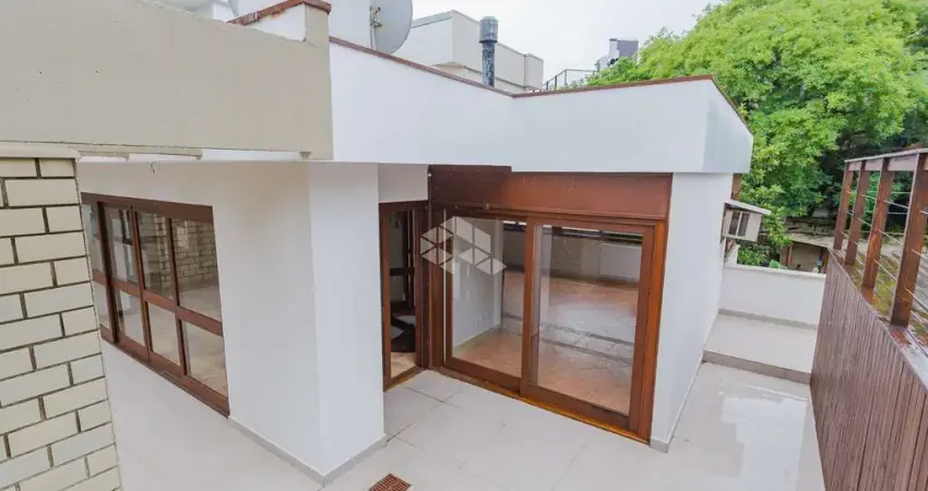 Cobertura com três suítes e amplo terraço com piscina, no petrópolis