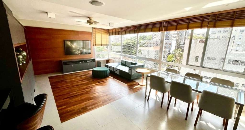 Apartamento com três quartos, churrasqueira e duas vagas, no Moinhos de Vento