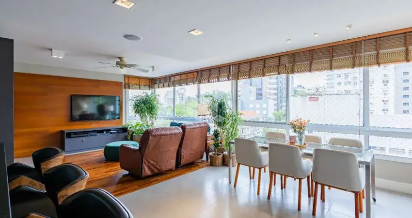 Apartamento com três quartos, churrasqueira e duas vagas, no moinhos de vento