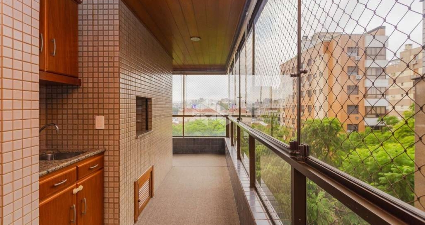 Apartamento com 113m², churrasqueira e quatro vagas, no Petrópolis