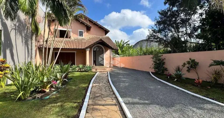 Casa com quatro suítes e pátio incrível, no bairro Vila Nova