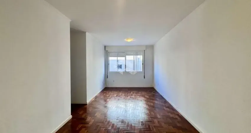 Apartamento com três quartos, vaga e elevador, no Petrópolis