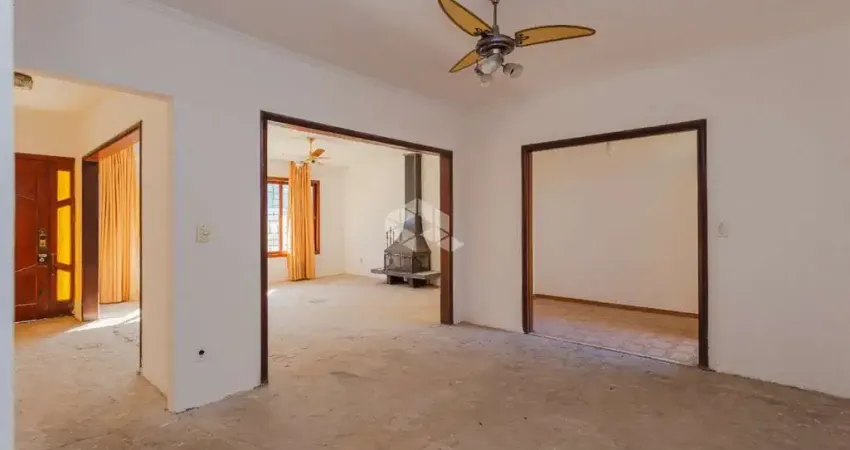 Casa ampla com pátio nos fundos e na frente, no coração do Três Figueiras