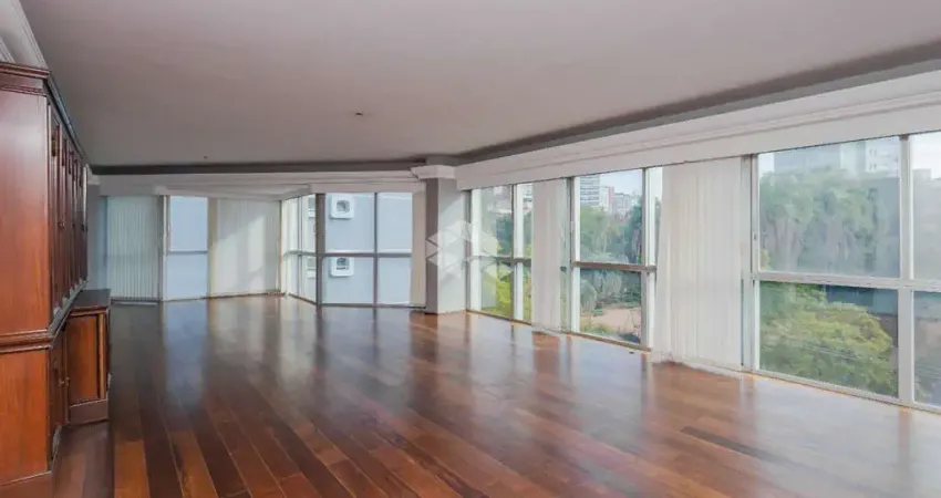 Apartamento com 244m², em frente a Praça Mauricio Cardoso.
