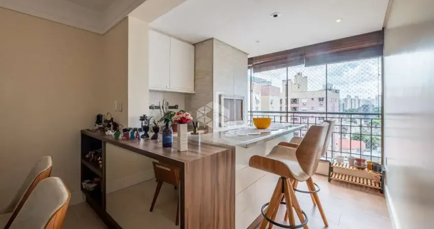 Apartamento semimobiliado de 115 m², 3 dormitórios sendo 1 suíte, 2 vagas de garagem.