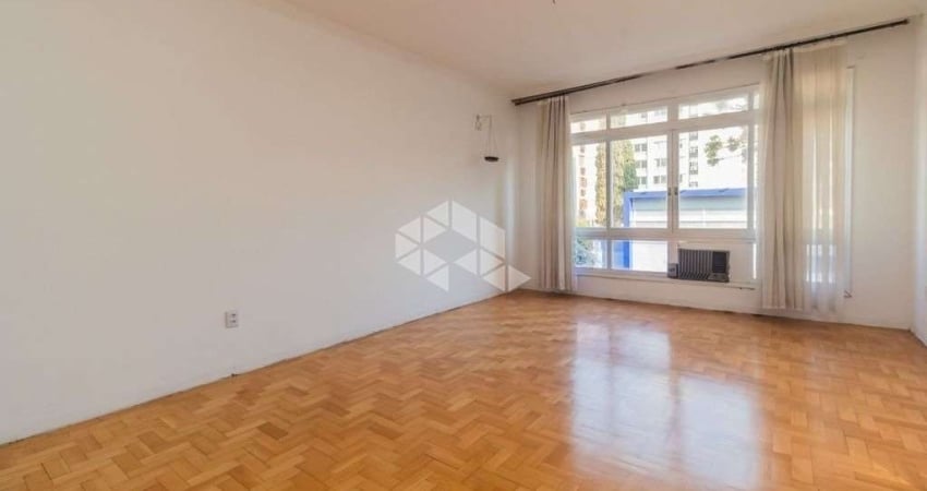 Apartamento 3 quartos, 1 vaga coberta, com dependência, na Av. Carlos Gomes no bairro Petrópolis.