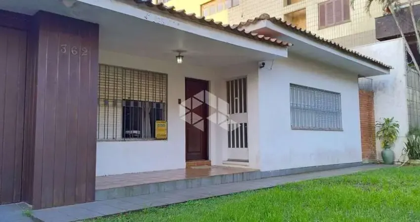 Casa térrea com 4 quartos sendo suíte, com lareira na sala, garagem para 4 carros, churrasqueira, deposito no Jardim Lindóia