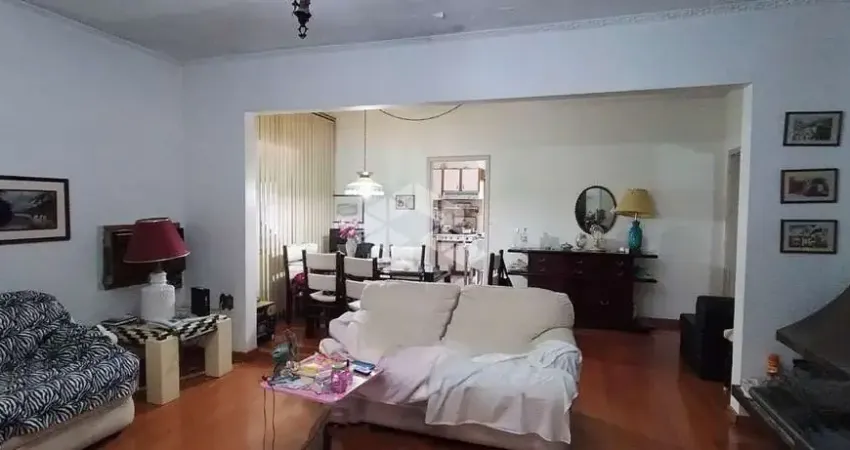 Casa térrea, 4 quartos sendo suíte, com lareira na sala, garagem para 4 carros, churrasqueira e deposito no Jardim Lindóia