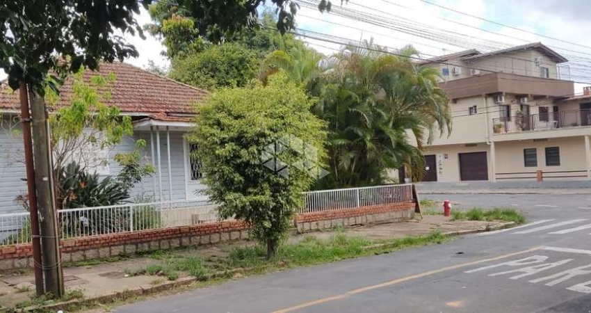 Terreno de esquina bem localizado com 407,00 m2 para uso Comercial ou Residencial próximo ao ATACADÃO DA SERTÓRIO