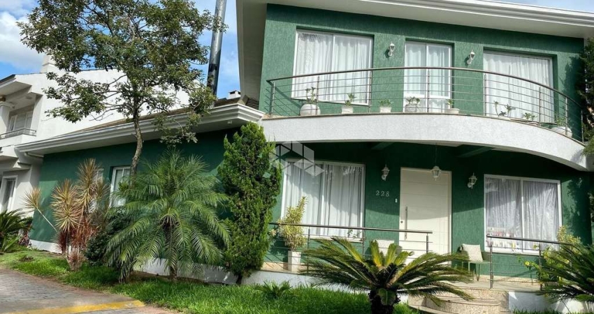 Casa em  Condomínio, com 4 suítes, vagas para 4 carros, na zona norte.