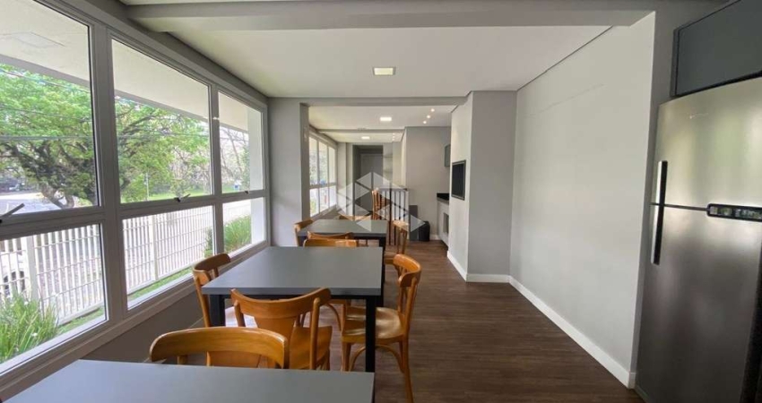 Apartamento próximo ao IGUATEMI com 2 quartos (1 suíte), churrasqueira na cozinha, sacada, elevador, vaga coberta e salão de festas.