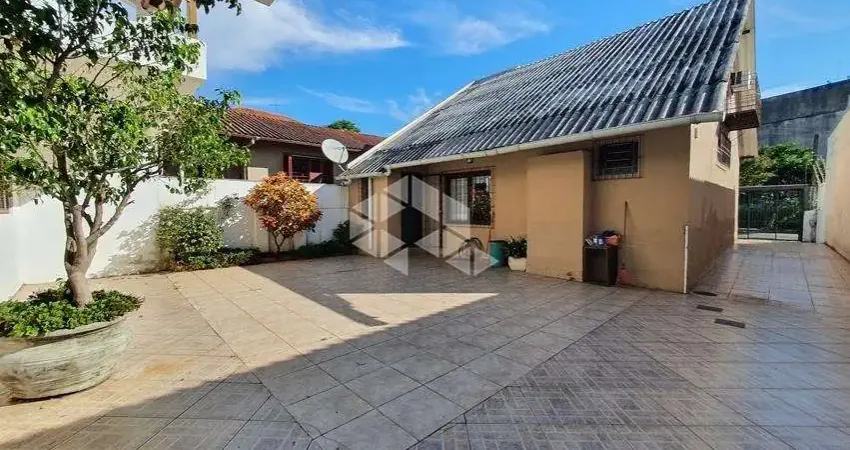 Casas sobrados à venda com 2 casas independentes em um terreno no bairro glória