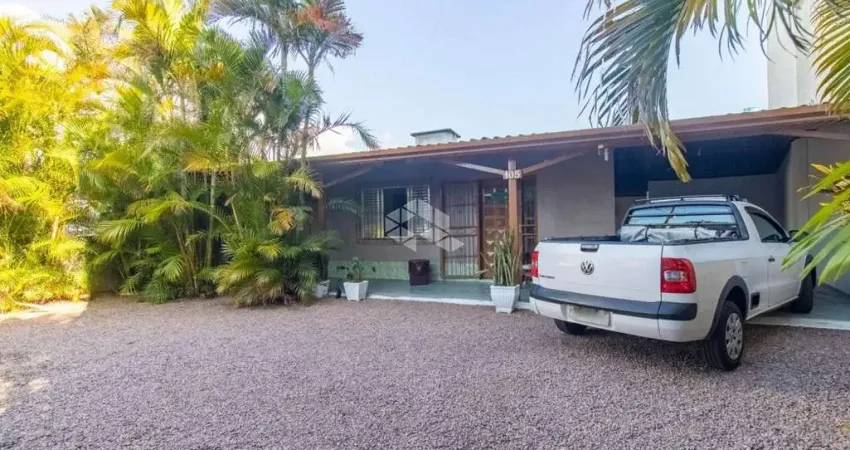 Casa 2 quartos com possibilidade para 3 quartos, pátio com vaga para 4 carros