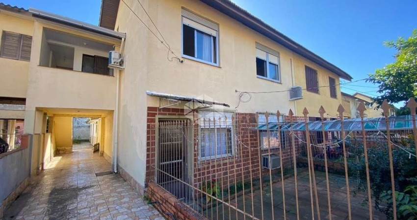 CASA COM 2 DORMITÓRIOS, 3 VAGAS E EXCELENTE LOCALIZAÇÃO NO JARDIM SABARÁ - PORTO ALEGRE.