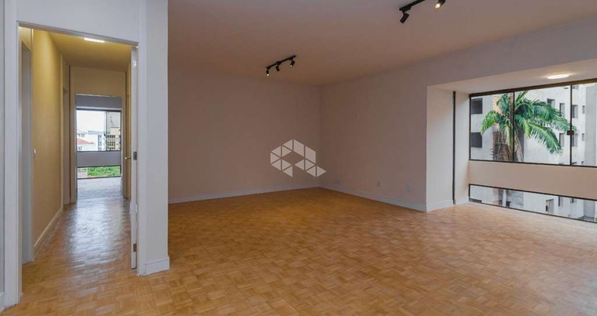 Apartamento todo reformado, 3 quartos, 2 vagas no bairro Petrópolis.