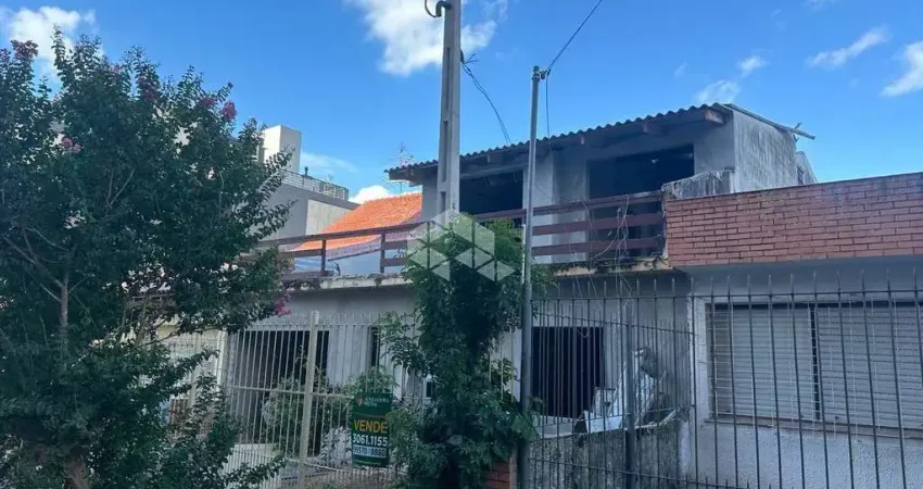 Casa sobrado em reforma  com 3 quartos, 2 vagas no Passo Da Áreia